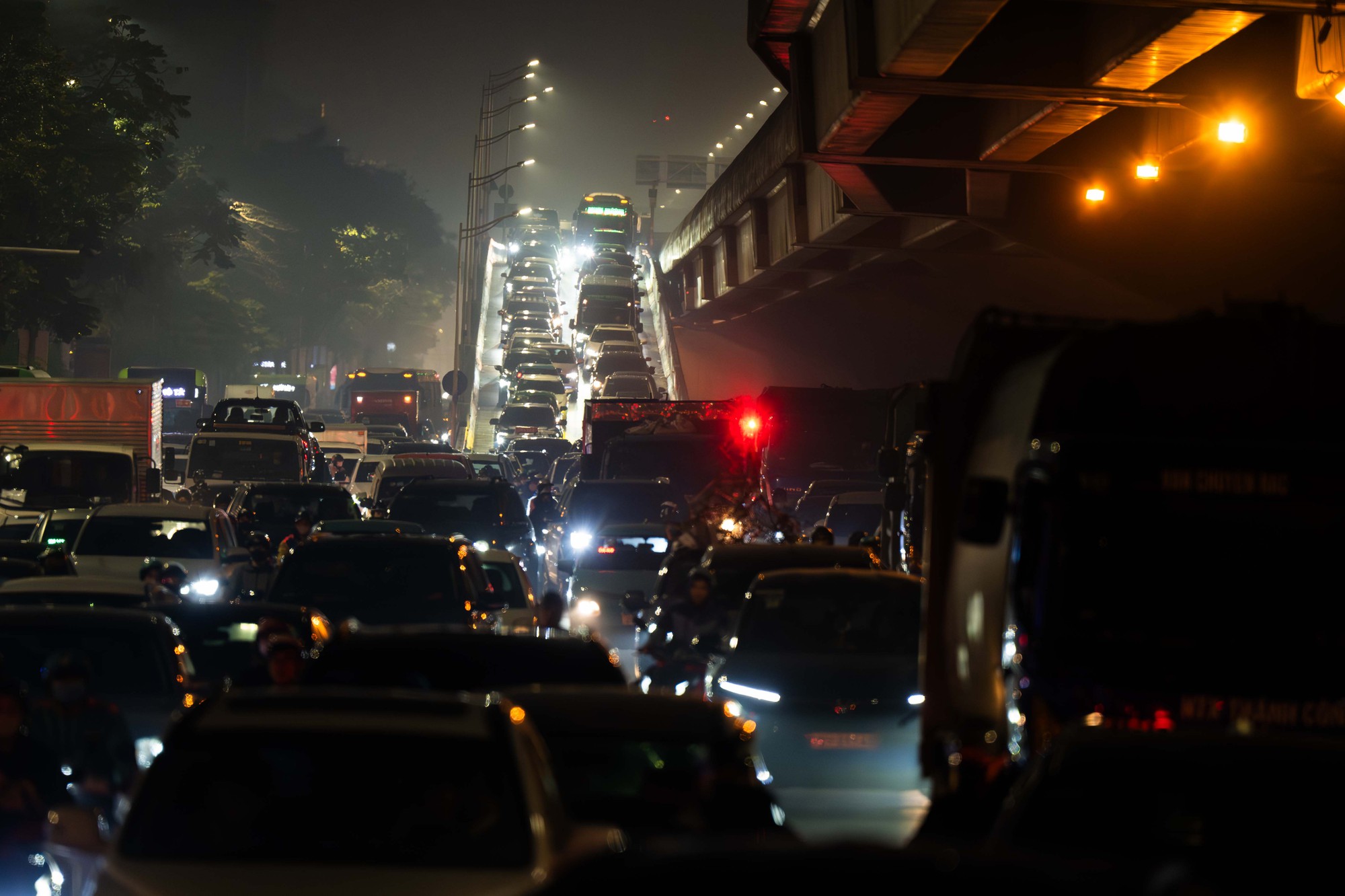 H&agrave; Nội tắc đường nghi&ecirc;m trọng trước Tết Nguy&ecirc;n đ&aacute;n 2026: Một giờ vẫn chưa tho&aacute;t nổi - Ảnh 13.