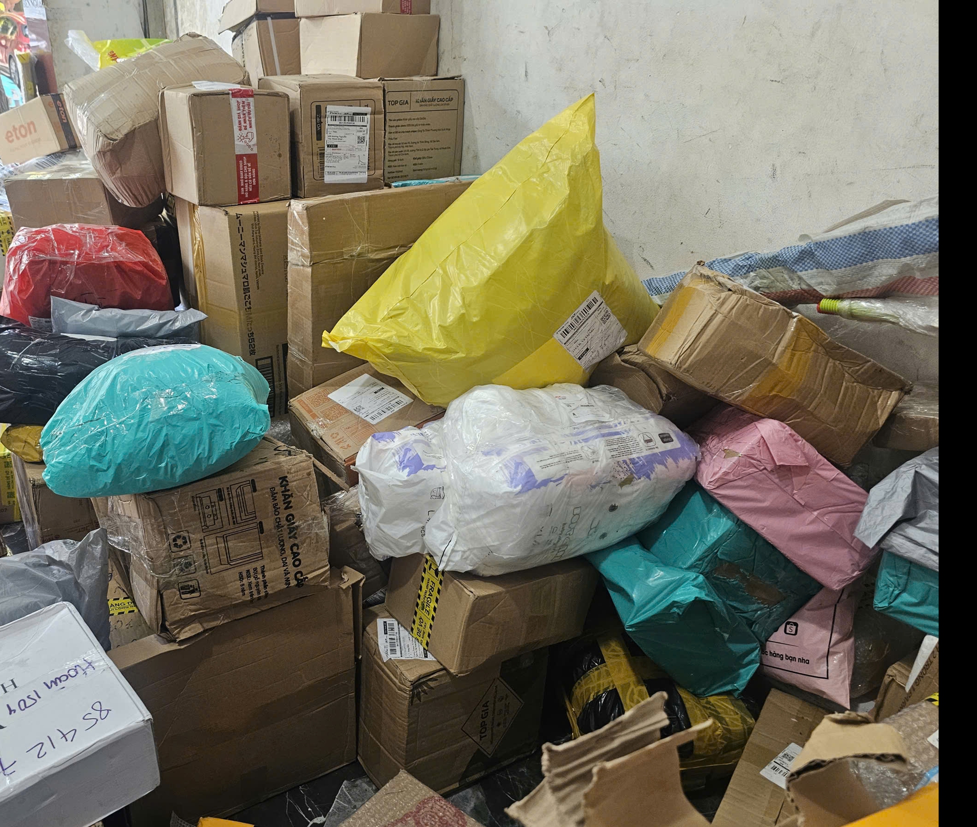 Nhiều tuyến chuyển ph&aacute;t nhanh h&agrave;ng h&oacute;a ngừng hoạt động trước Tết 2026 - Ảnh 1.