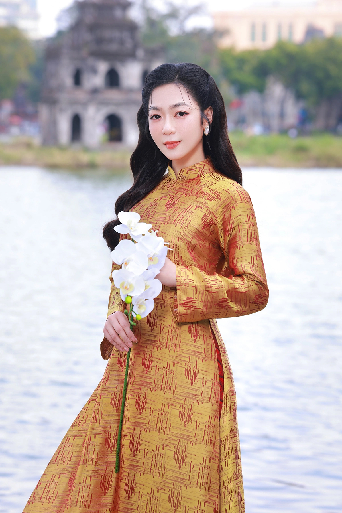 Hà Thanh Xuân xứng danh mỹ nhân không tuổi trong áo dài Tết: Mỗi sáng ngủ dậy đều uống 1 thứ được coi là 