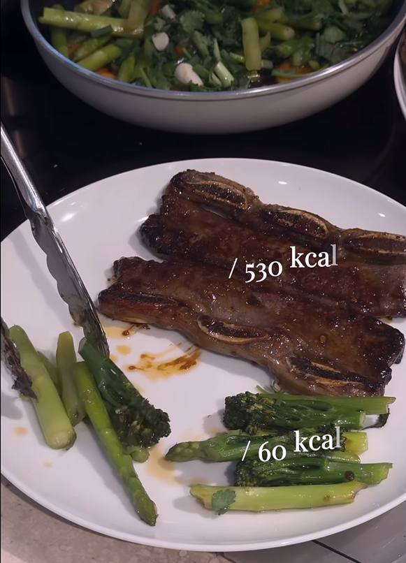 Hồ Ngọc H&agrave; tiết lộ thực đơn xuống 2kg trong 3 tuần, 