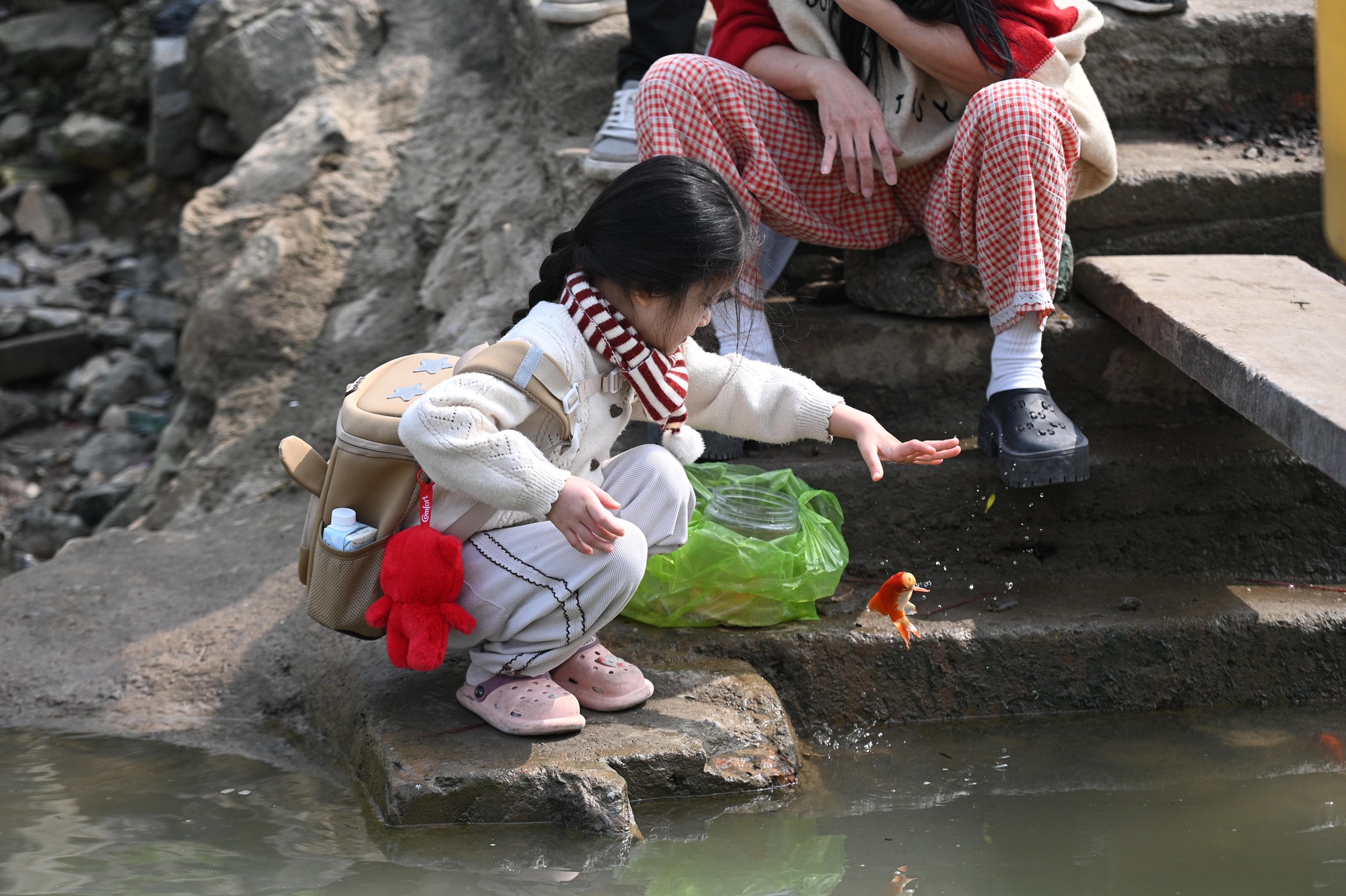 M&iacute;a chằng k&iacute;n xe m&aacute;y, c&aacute; ch&eacute;p đỏ rực bến s&ocirc;ng: TP.HCM - H&agrave; Nội rộn r&agrave;ng tiễn &ocirc;ng C&ocirc;ng &ocirc;ng T&aacute;o ng&agrave;y 23 th&aacute;ng Chạp- Ảnh 6.