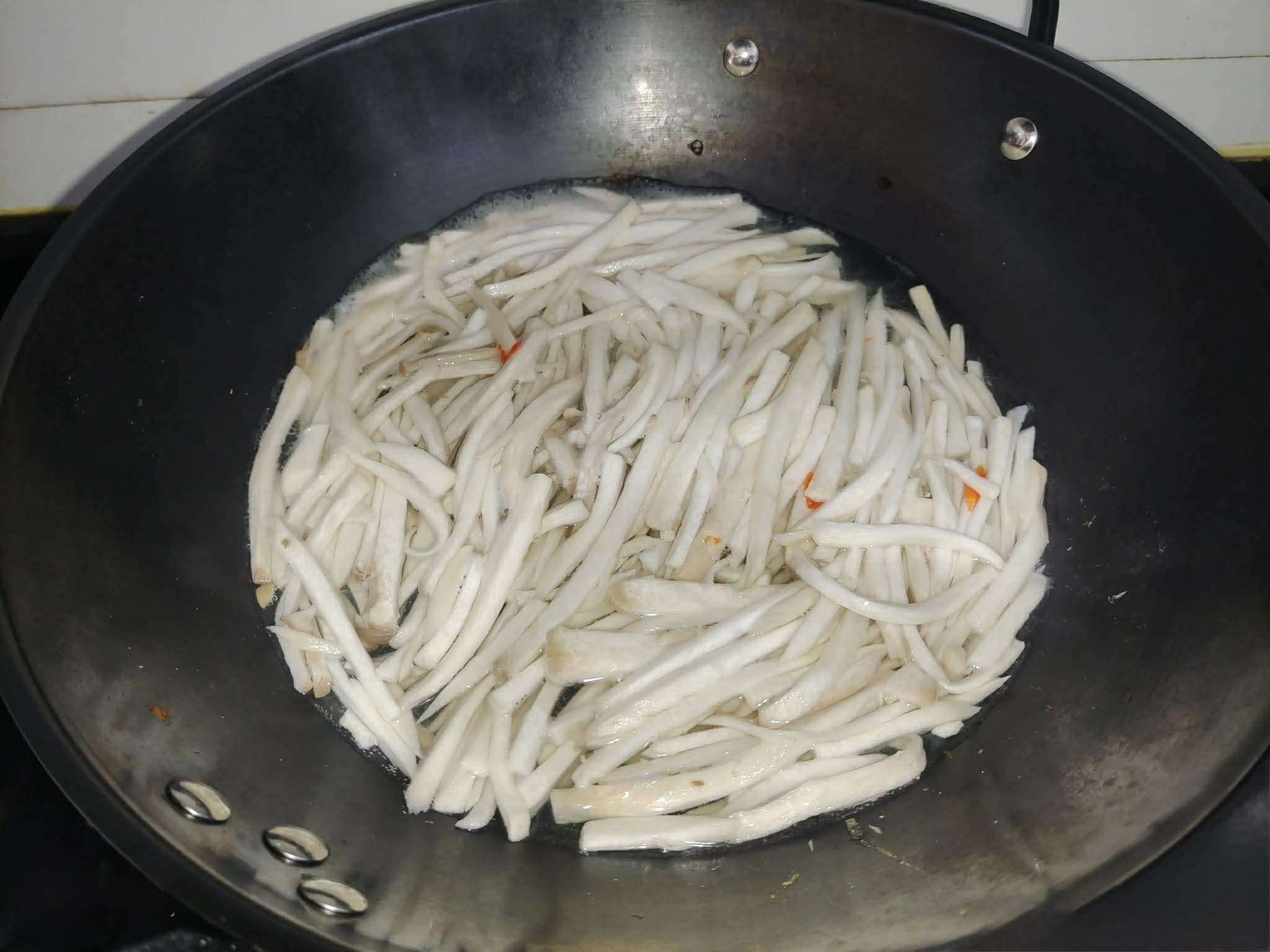 M&oacute;n nấm đ&ugrave;i g&agrave; trộn thanh cua ngon dễ l&agrave;m cho bữa cơm ng&agrave;y Tết 2026 - Ảnh 3.