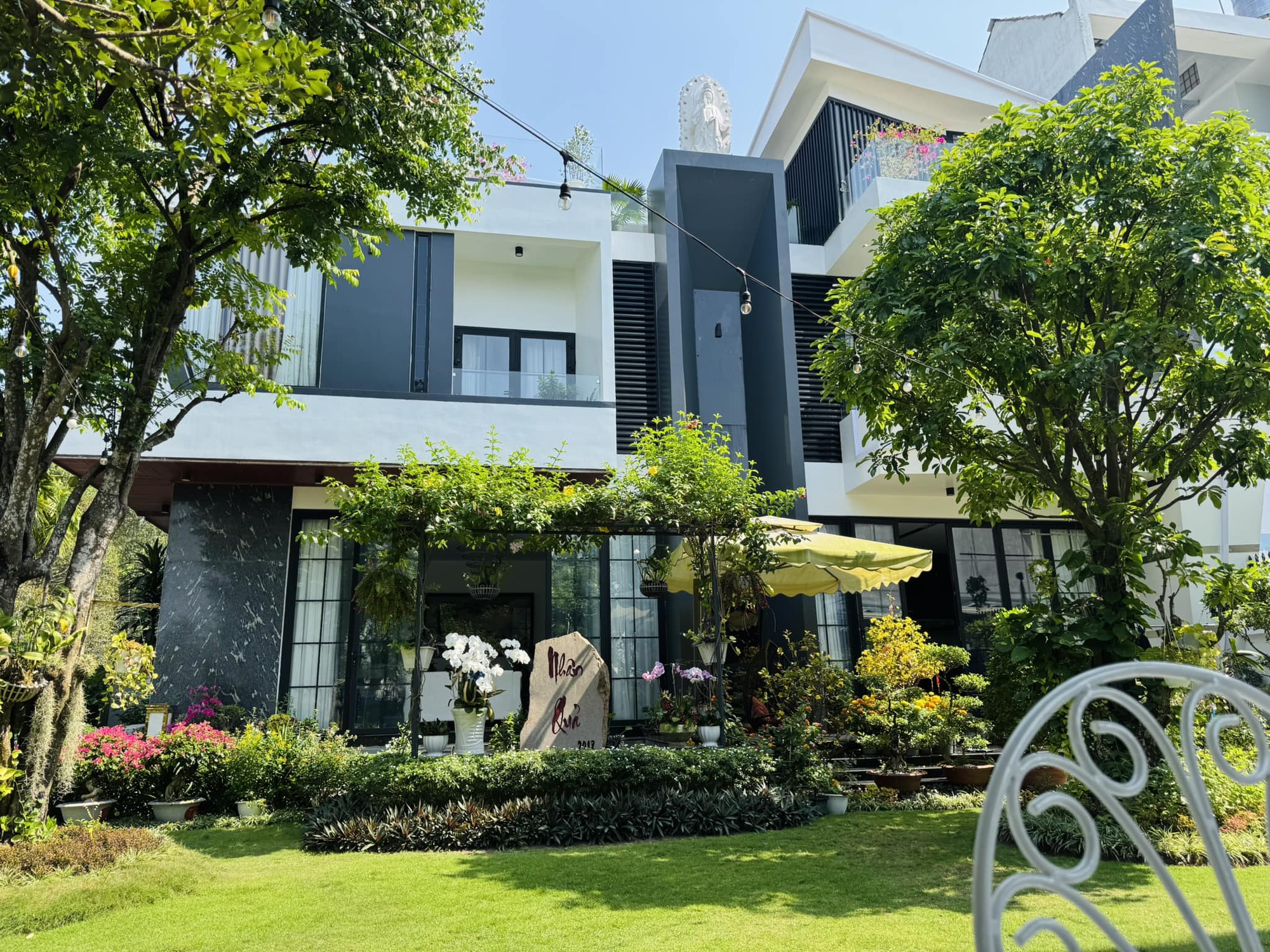 Lộ ảnh Ngọc Trinh ra mắt gia đ&igrave;nh 1 nam diễn vi&ecirc;n Vbiz gi&agrave;u c&oacute;, đẹp trai - Ảnh 6.