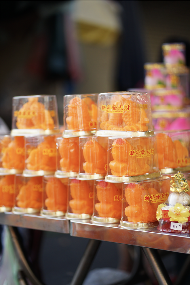 Cảnh tượng lạ lùng ngày ông Táo: Bánh trái đẹp như vàng nhưng người dân chỉ dám “mua một nửa” tại chợ người Hoa - Ảnh 4.