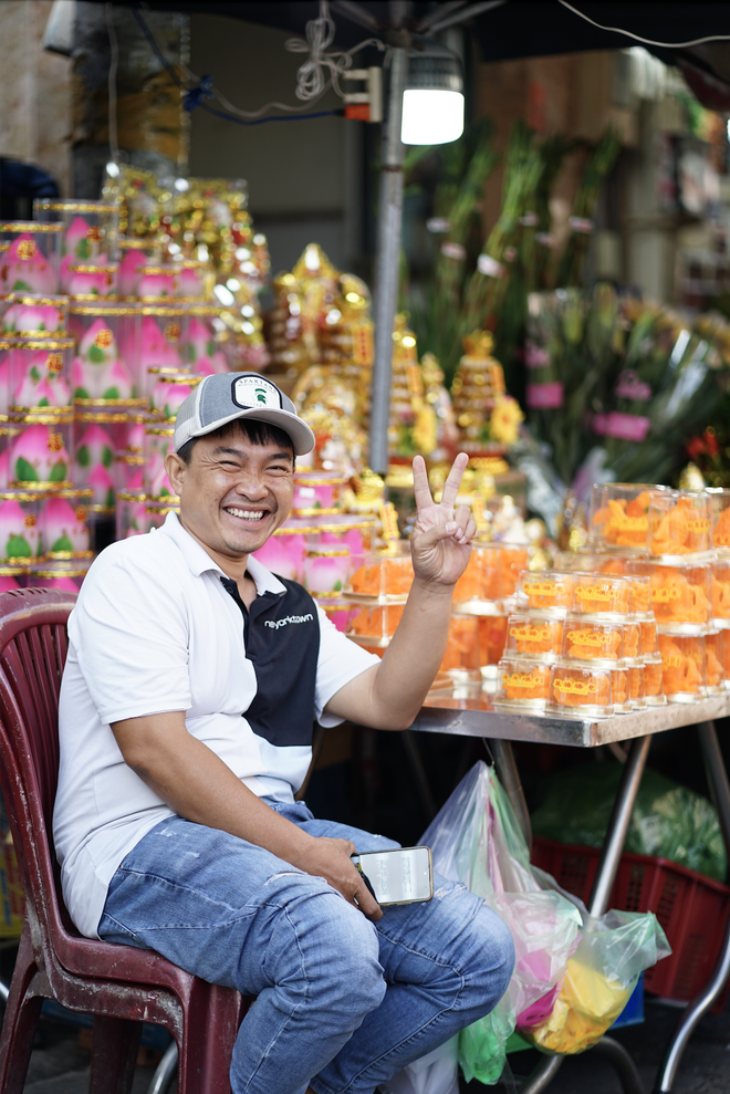 Cảnh tượng lạ lùng ngày ông Táo: Bánh trái đẹp như vàng nhưng người dân chỉ dám “mua một nửa” tại chợ người Hoa - Ảnh 13.