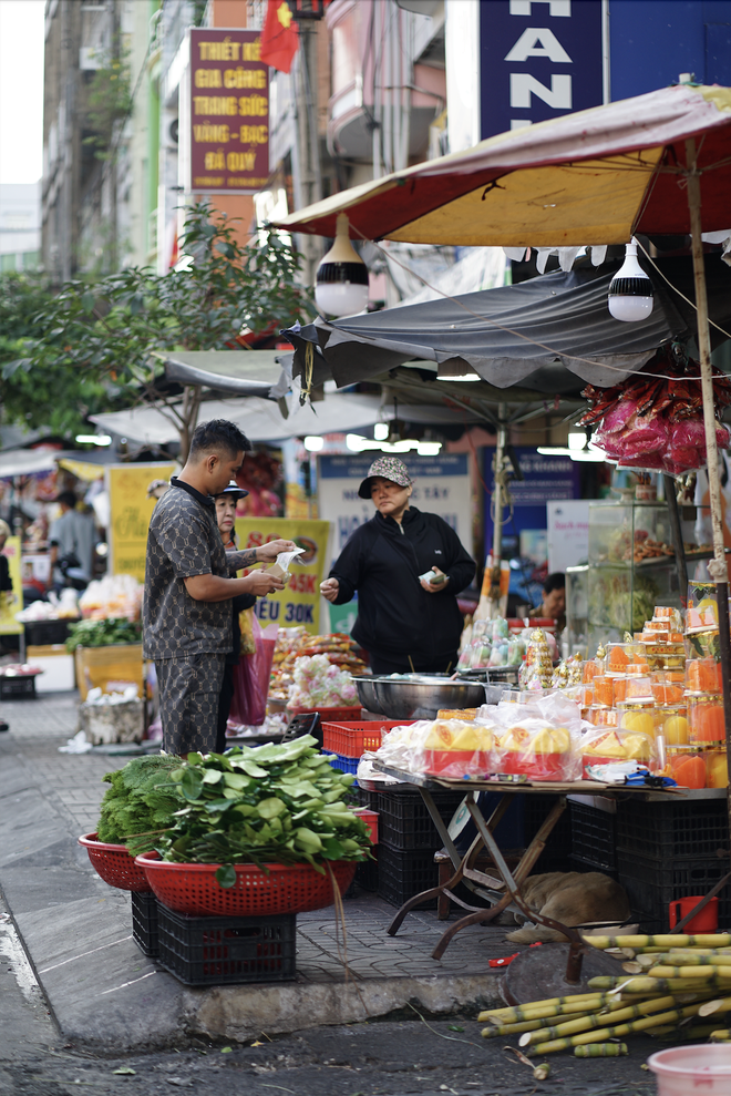 Cảnh tượng lạ lùng ngày ông Táo: Bánh trái đẹp như vàng nhưng người dân chỉ dám “mua một nửa” tại chợ người Hoa - Ảnh 12.