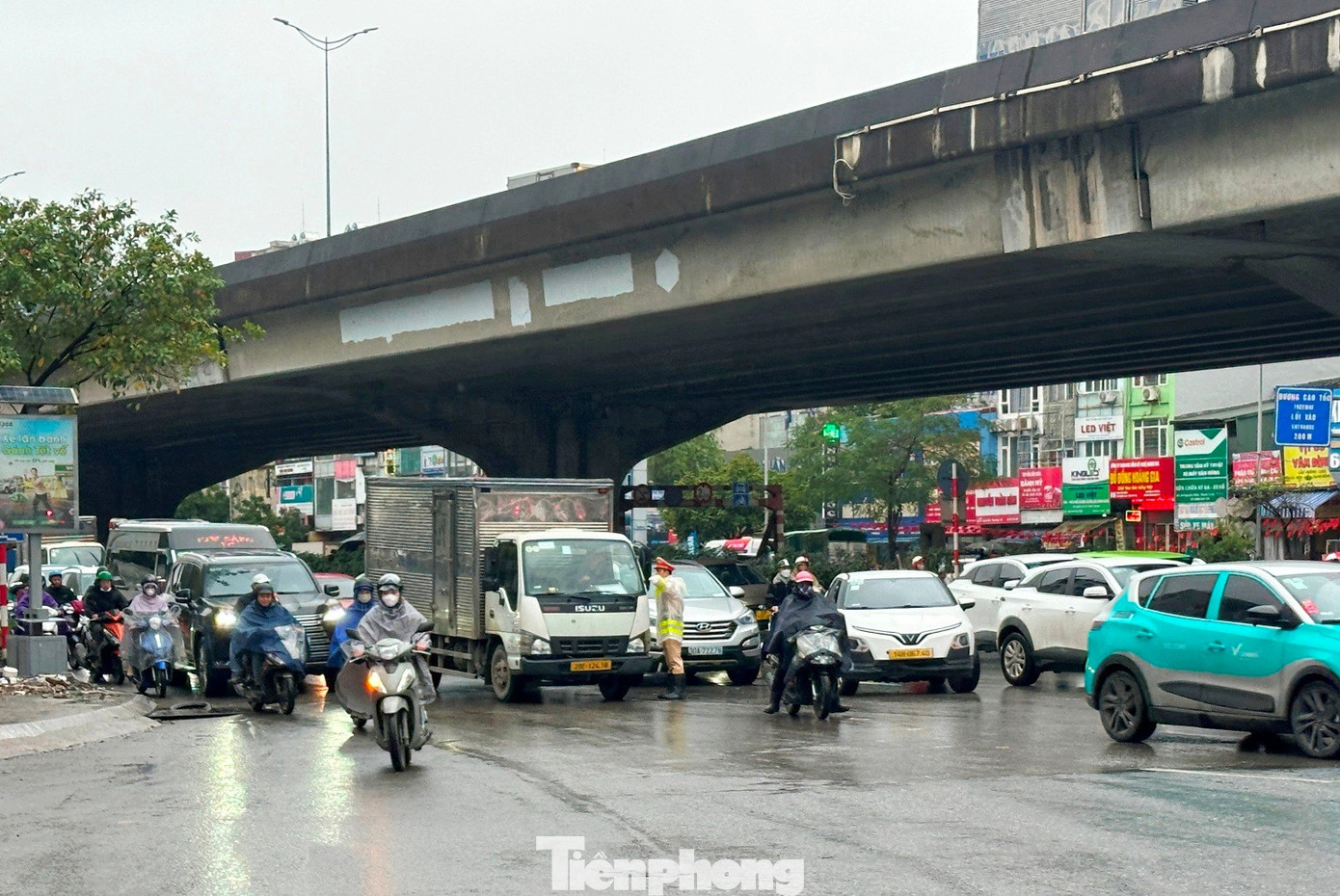 CSGT H&agrave; Nội xử l&yacute; xe tải vi phạm giờ cấm tại cửa ng&otilde; năm 2026 - Ảnh 4.