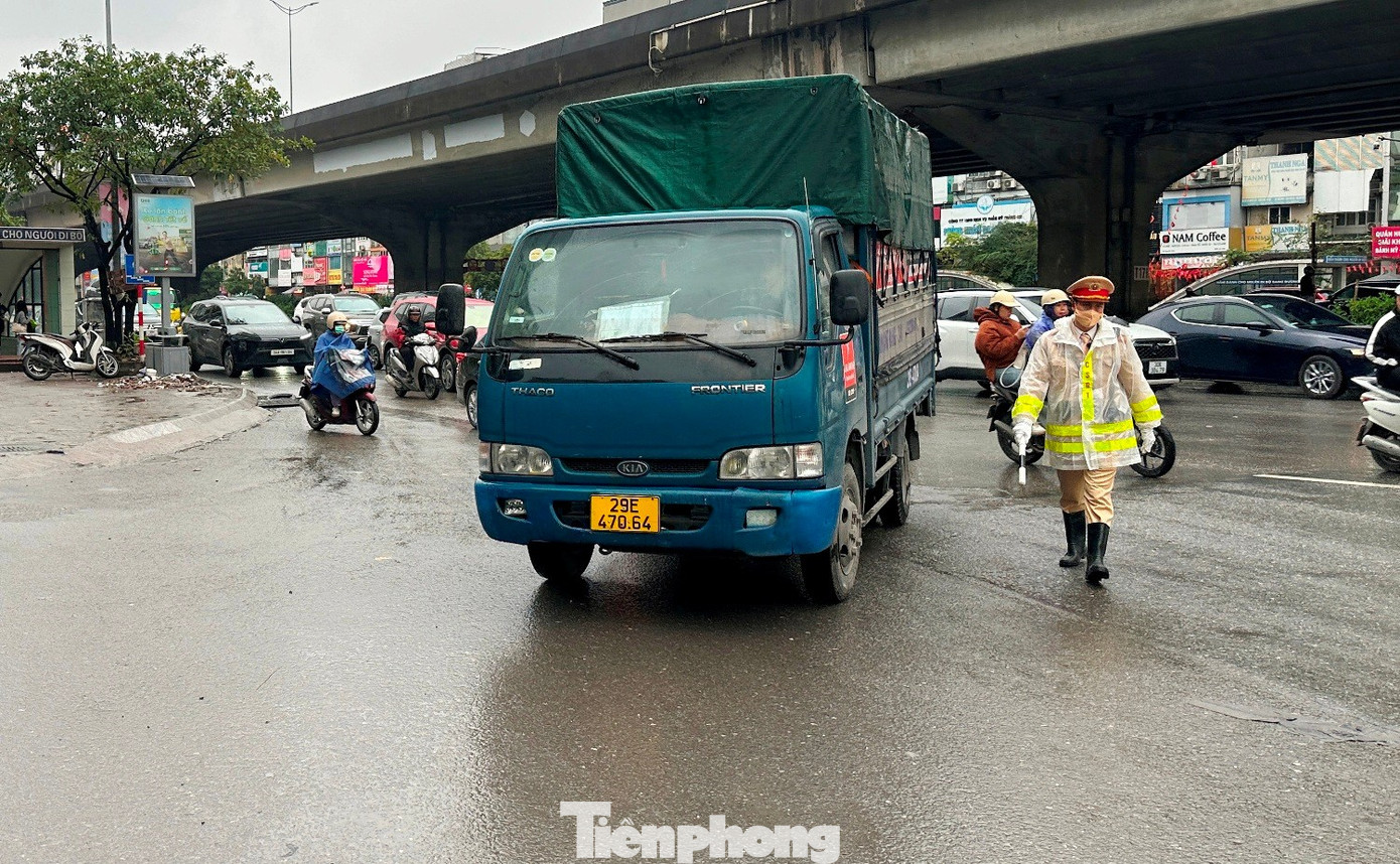CSGT H&agrave; Nội xử l&yacute; xe tải vi phạm giờ cấm tại cửa ng&otilde; năm 2026 - Ảnh 5.