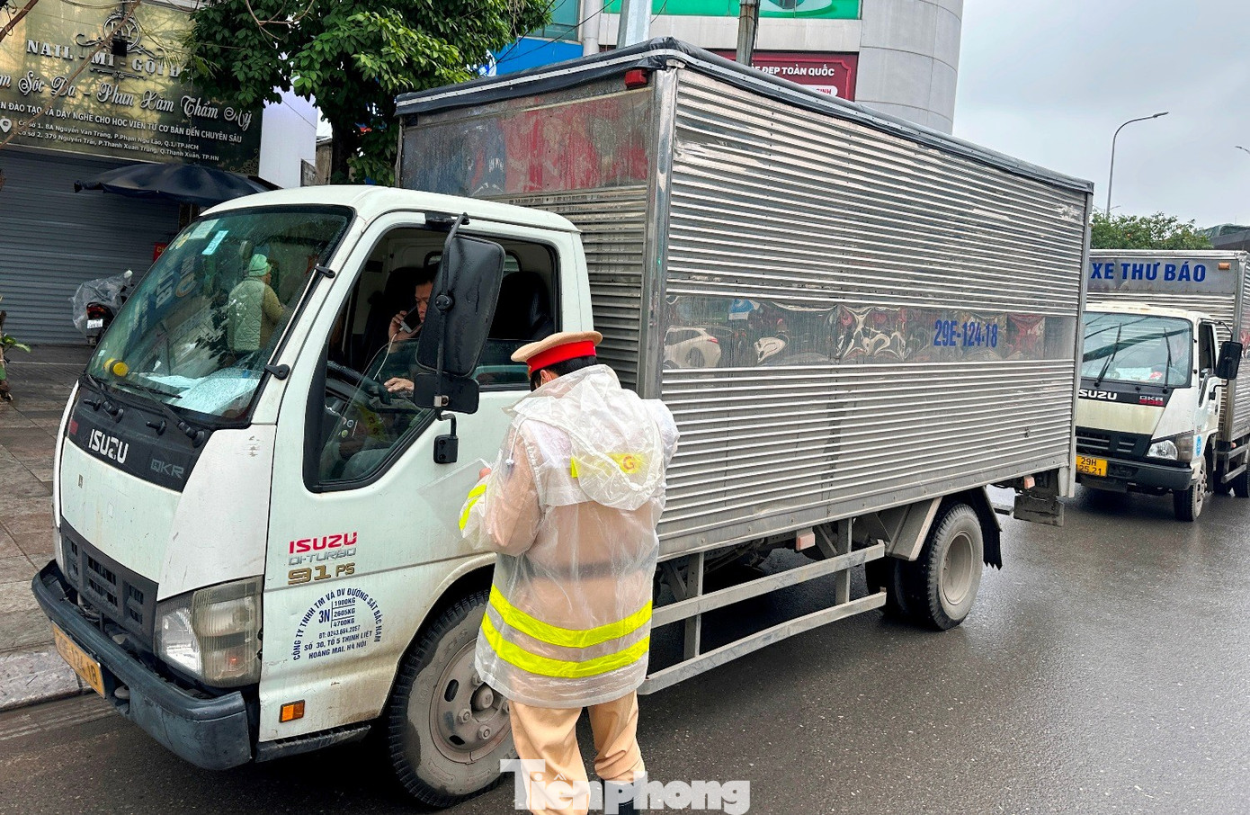 CSGT H&agrave; Nội xử l&yacute; xe tải vi phạm giờ cấm tại cửa ng&otilde; năm 2026 - Ảnh 6.