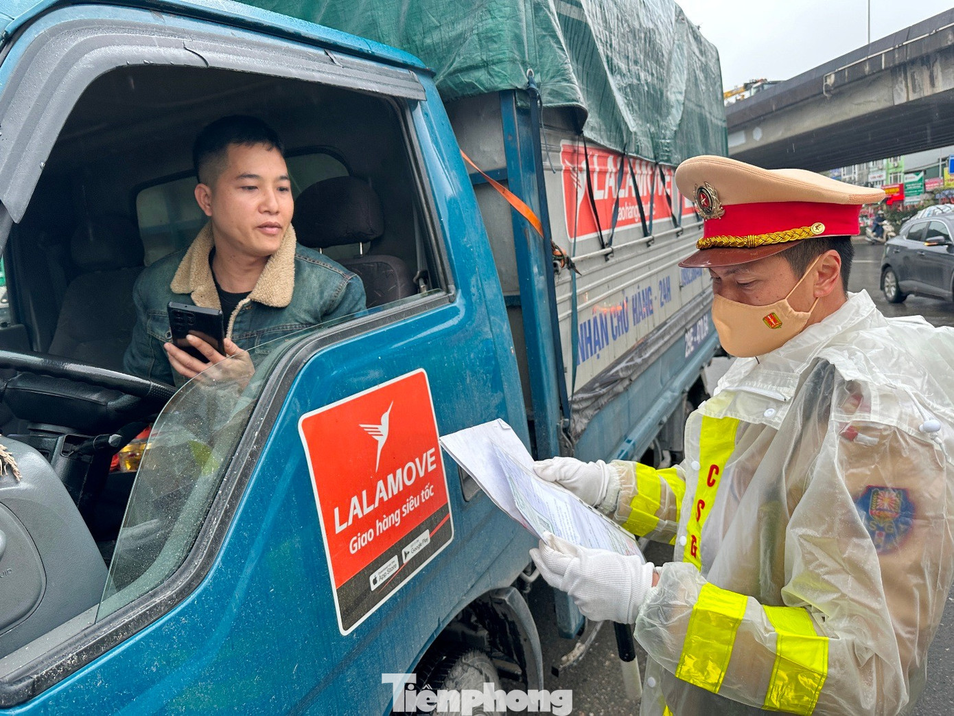 CSGT H&agrave; Nội xử l&yacute; xe tải vi phạm giờ cấm tại cửa ng&otilde; năm 2026 - Ảnh 7.