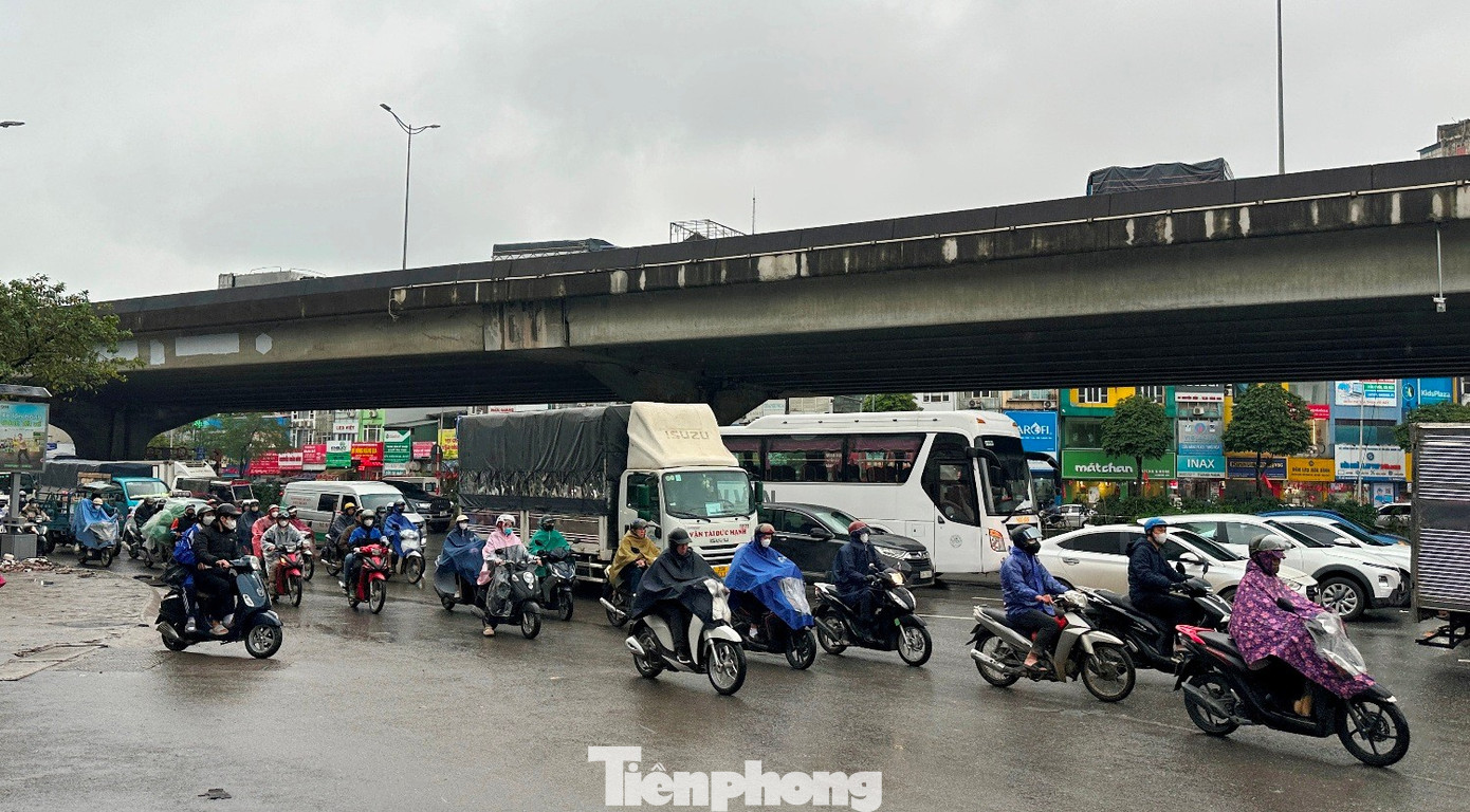 CSGT H&agrave; Nội xử l&yacute; xe tải vi phạm giờ cấm tại cửa ng&otilde; năm 2026 - Ảnh 2.