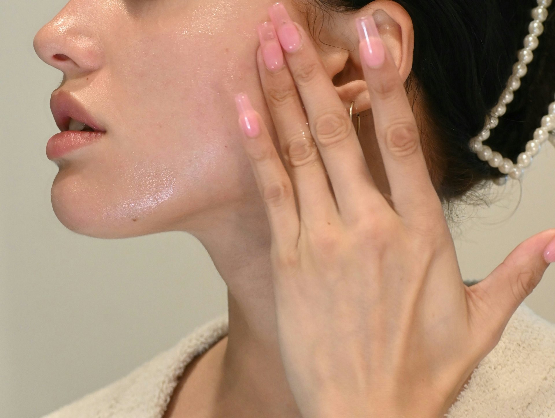 Nhiều phụ nữ soi gương sau 30 giật m&igrave;nh v&igrave; da sạm dần:3 nguy&ecirc;n nh&acirc;n khiến l&agrave;n da thiếu sức sống d&ugrave; chăm dưỡng đều- Ảnh 1.