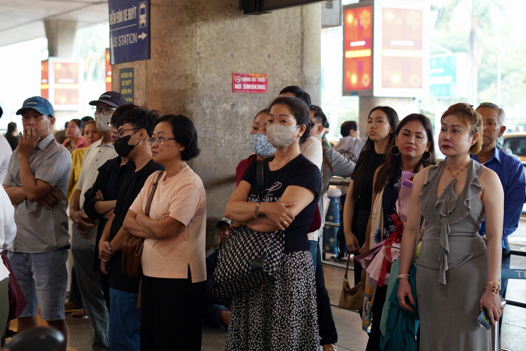 27 tiếng bay chỉ để &ocirc;m nhau một c&aacute;i: S&acirc;n bay T&acirc;n Sơn Nhất nghẹn ng&agrave;o ng&agrave;y đ&oacute;n người th&acirc;n về ăn Tết- Ảnh 4.