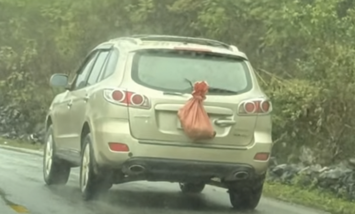 T&agrave;i xế xe r&aacute;c bị phạt 23 triệu đồng v&igrave; biển số b&aacute;m bẩn tại H&agrave; Nội - Ảnh 2.