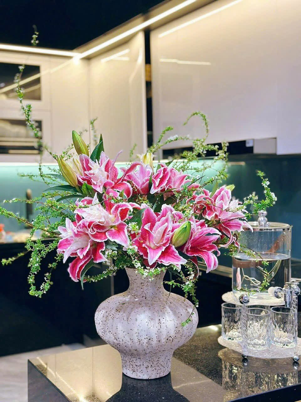 D&atilde; man độ hot của chiếc b&igrave;nh hoa n&agrave;y, c&oacute; người đ&ugrave;a: 