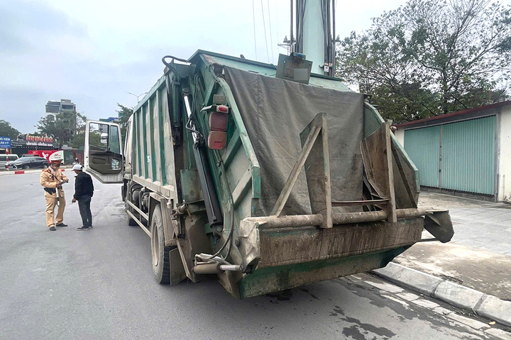 T&agrave;i xế xe r&aacute;c bị phạt 23 triệu đồng v&igrave; biển số b&aacute;m bẩn tại H&agrave; Nội - Ảnh 1.