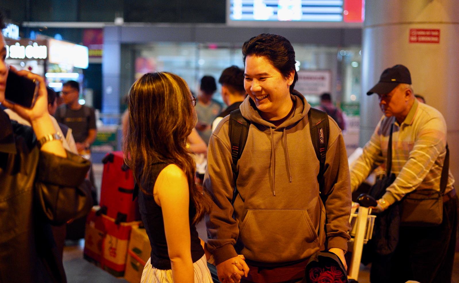 27 tiếng bay chỉ để &ocirc;m nhau một c&aacute;i: S&acirc;n bay T&acirc;n Sơn Nhất nghẹn ng&agrave;o ng&agrave;y đ&oacute;n người th&acirc;n về ăn Tết- Ảnh 6.