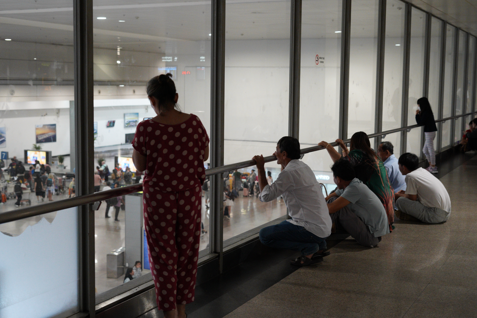 27 tiếng bay chỉ để &ocirc;m nhau một c&aacute;i: S&acirc;n bay T&acirc;n Sơn Nhất nghẹn ng&agrave;o ng&agrave;y đ&oacute;n người th&acirc;n về ăn Tết- Ảnh 15.