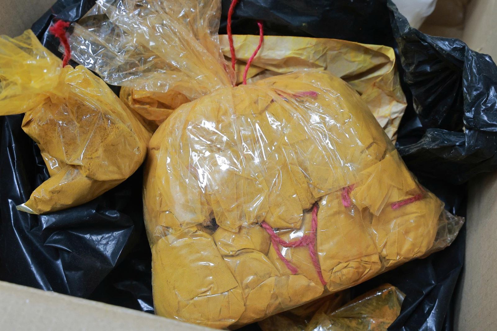 Khám xét, bắt giam chủ xưởng Nguyễn Văn Vinh 50 tuổi vì trộn chất gây ung thư vào gần 2 tấn thực phẩm - Ảnh 4.