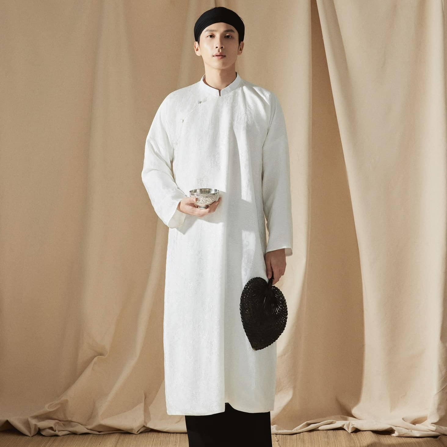 &Aacute;o d&agrave;i nam ng&agrave;y c&agrave;ng đẹp v&agrave; nhất định bạn phải cho chồng y&ecirc;u diện một bộ Tết n&agrave;y- Ảnh 9.