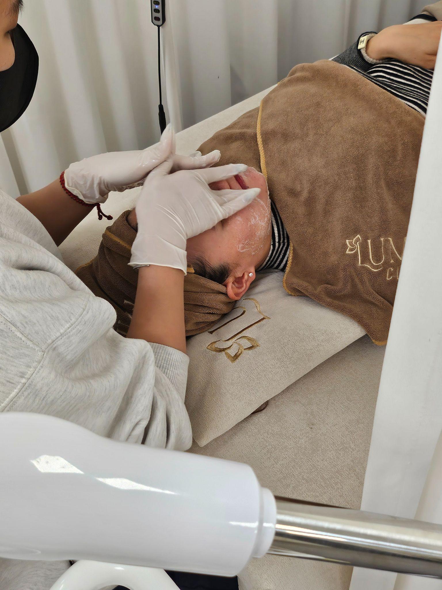 Điều trị mụn ẩn tuổi 36: Khi t&ocirc;i chọn giải ph&aacute;p da liễu thay v&igrave; tự xử tại nh&agrave; - Ảnh 5.