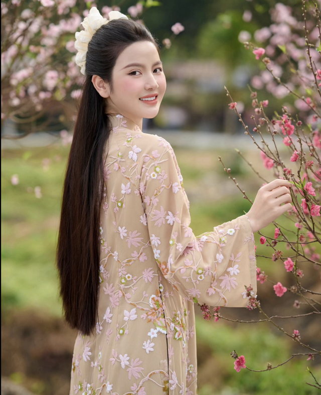 Chu Thanh Huyền xinh như b&uacute;p b&ecirc;, Quang Hải đi 