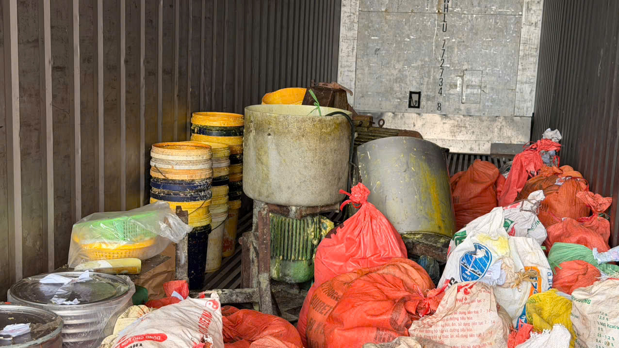 Khám xét, bắt giam chủ xưởng Nguyễn Văn Vinh 50 tuổi vì trộn chất gây ung thư vào gần 2 tấn thực phẩm - Ảnh 3.