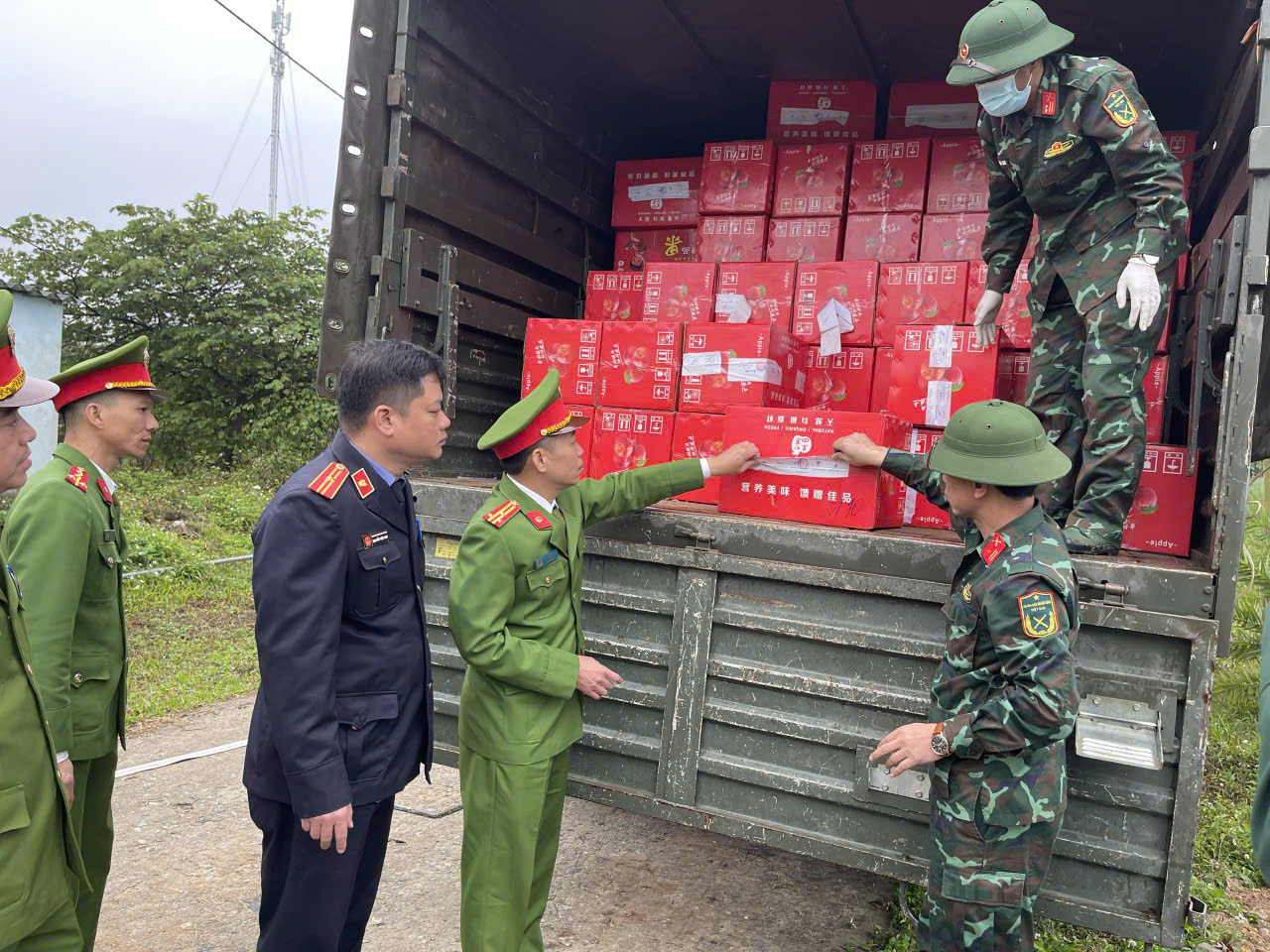 Ti&ecirc;u hủy 615 th&ugrave;ng ph&aacute;o hoa nổ tại Bắc Ninh: Vụ Bu&ocirc;n b&aacute;n h&agrave;ng cấm g&acirc;y chấn động - Ảnh 1.
