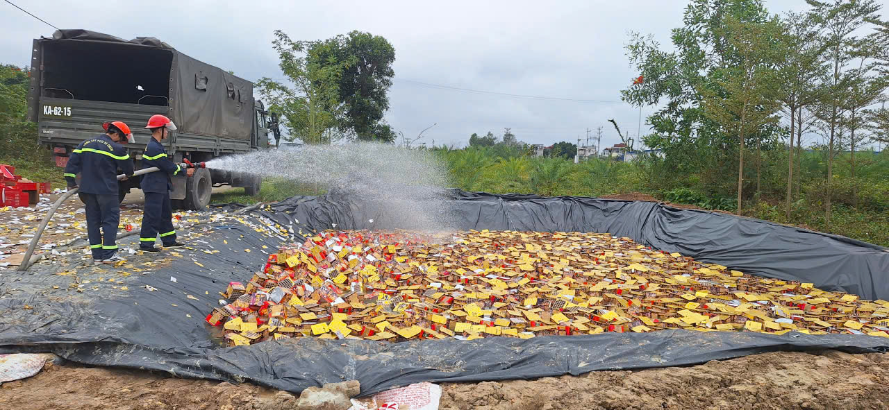 Ti&ecirc;u hủy 615 th&ugrave;ng ph&aacute;o hoa nổ tại Bắc Ninh: Vụ Bu&ocirc;n b&aacute;n h&agrave;ng cấm g&acirc;y chấn động - Ảnh 3.