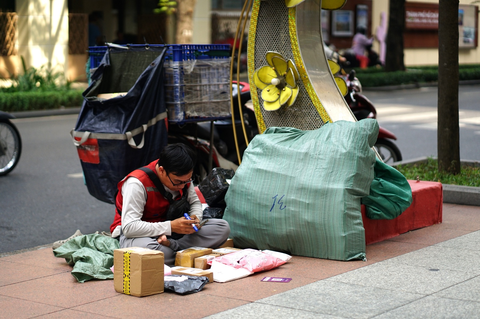 Chỉ ăn 1 bữa, giao 200 - 300 đơn/ngày: Shipper “chạy đua” từng phút trước giờ chốt sổ cuối năm- Ảnh 3.