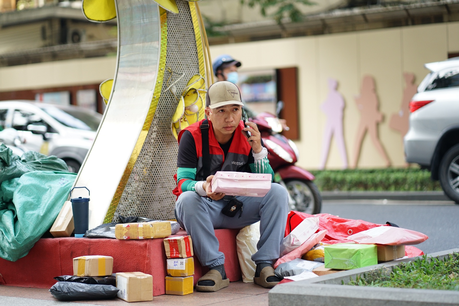 Chỉ ăn 1 bữa, giao 200 - 300 đơn/ngày: Shipper “chạy đua” từng phút trước giờ chốt sổ cuối năm- Ảnh 4.