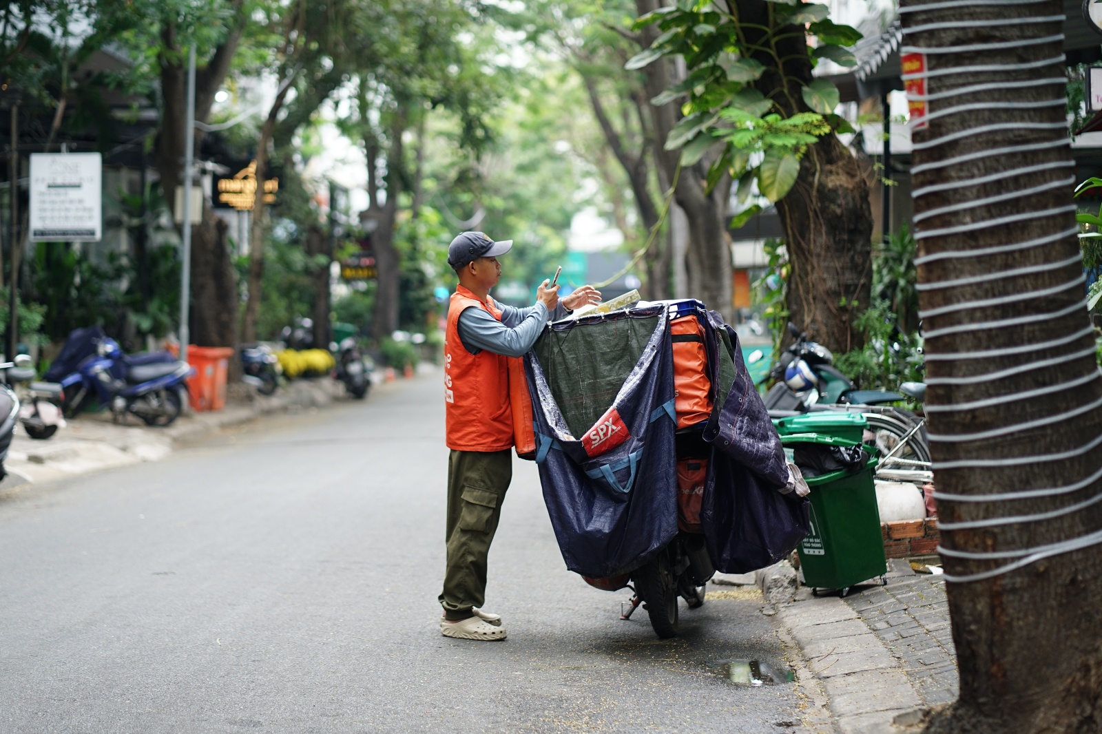 Chỉ ăn 1 bữa, giao 200 - 300 đơn/ngày: Shipper “chạy đua” từng phút trước giờ chốt sổ cuối năm- Ảnh 5.