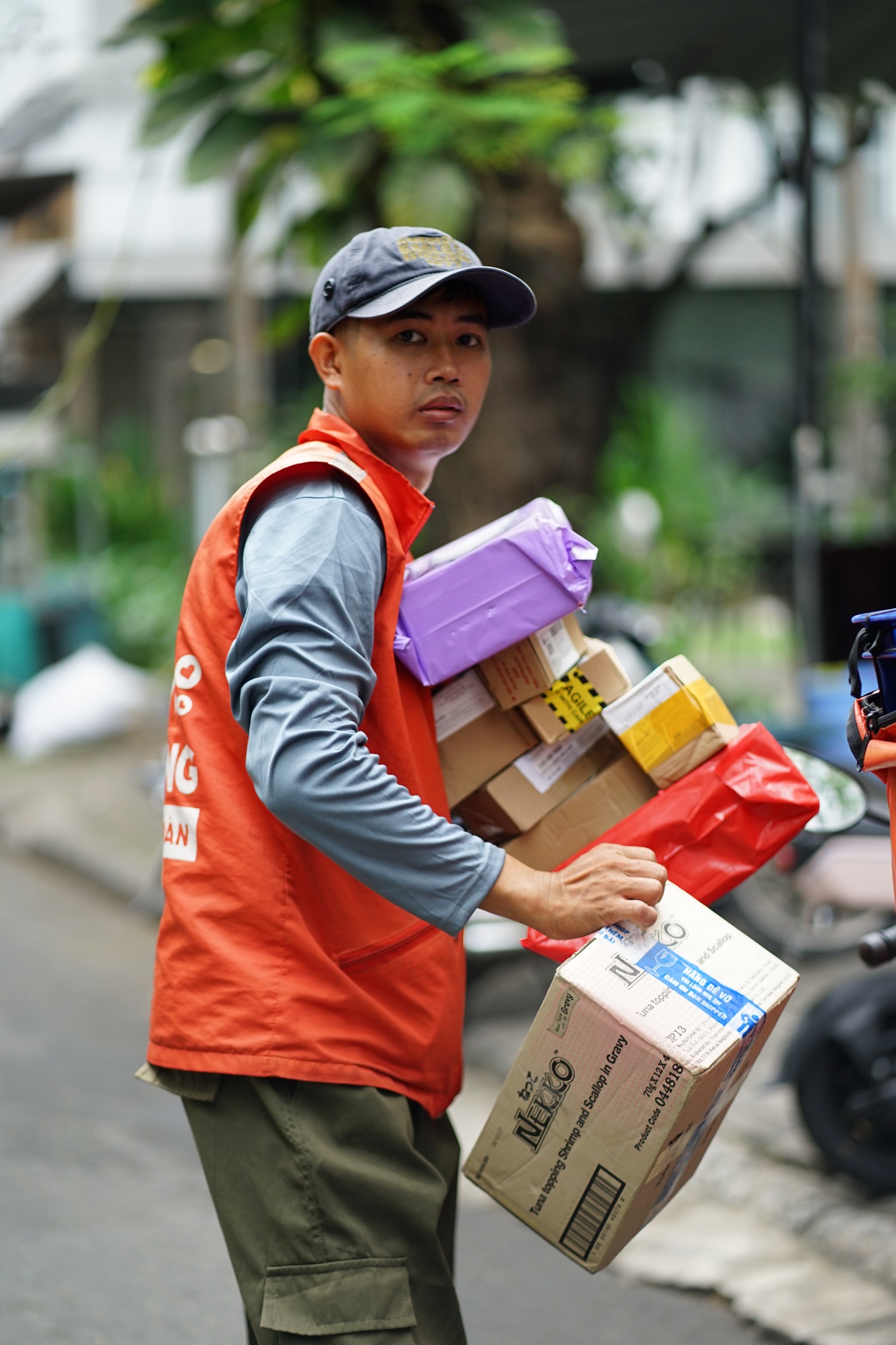 Chỉ ăn 1 bữa, giao 200 - 300 đơn/ngày: Shipper “chạy đua” từng phút trước giờ chốt sổ cuối năm- Ảnh 6.