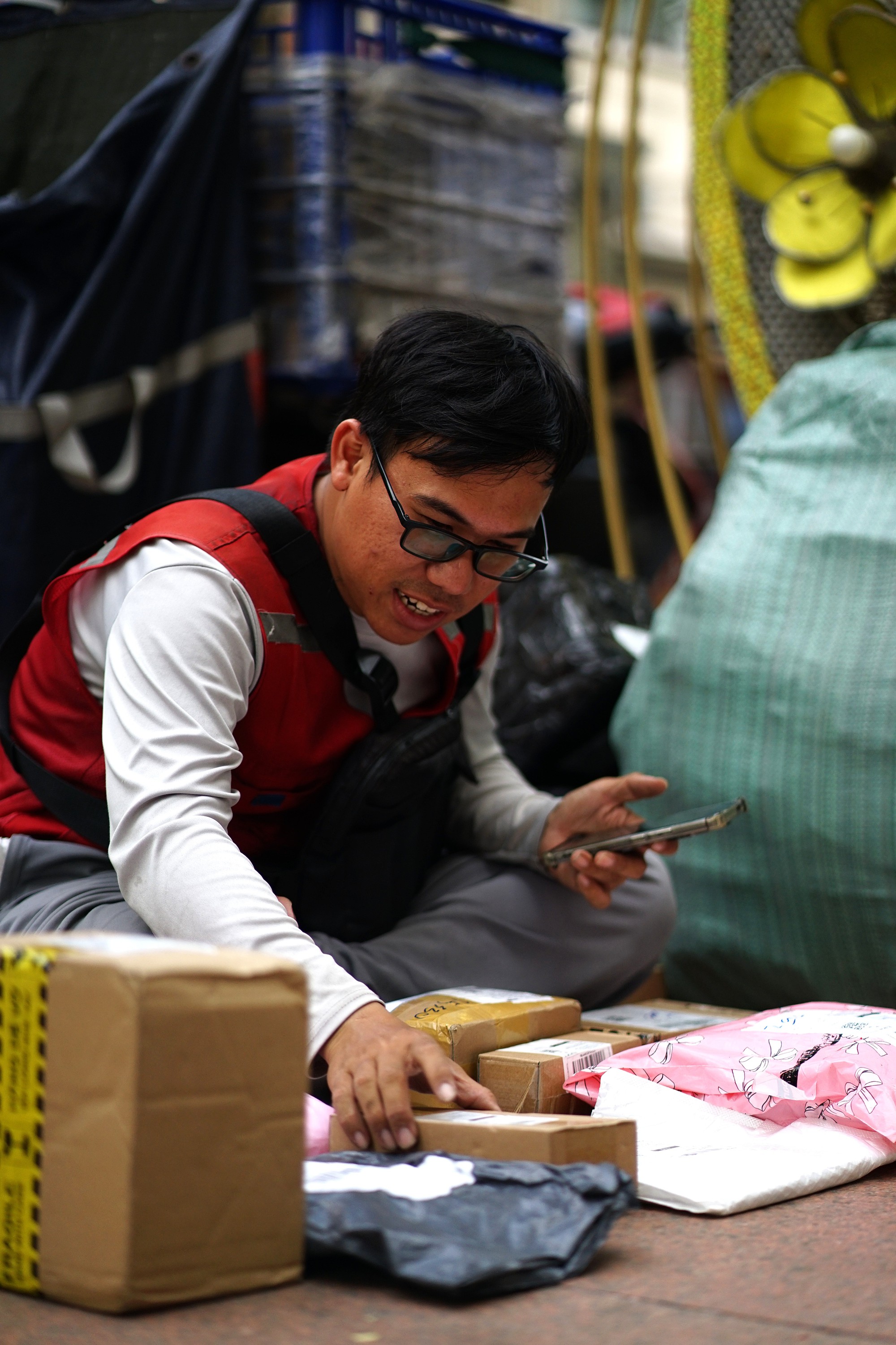 Chỉ ăn 1 bữa, giao 200 - 300 đơn/ngày: Shipper “chạy đua” từng phút trước giờ chốt sổ cuối năm- Ảnh 7.