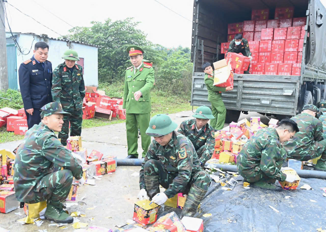 Ti&ecirc;u hủy 615 th&ugrave;ng ph&aacute;o hoa nổ tại Bắc Ninh: Vụ Bu&ocirc;n b&aacute;n h&agrave;ng cấm g&acirc;y chấn động - Ảnh 2.