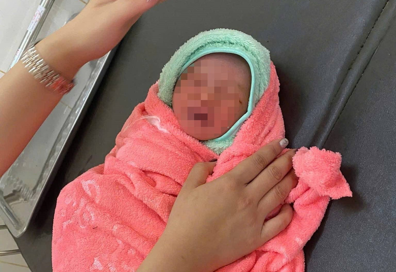 B&eacute; g&aacute;i sơ sinh bị bỏ rơi c&ograve;n nguy&ecirc;n d&acirc;y rốn giữa rẫy sầu ri&ecirc;ng - Ảnh 1.