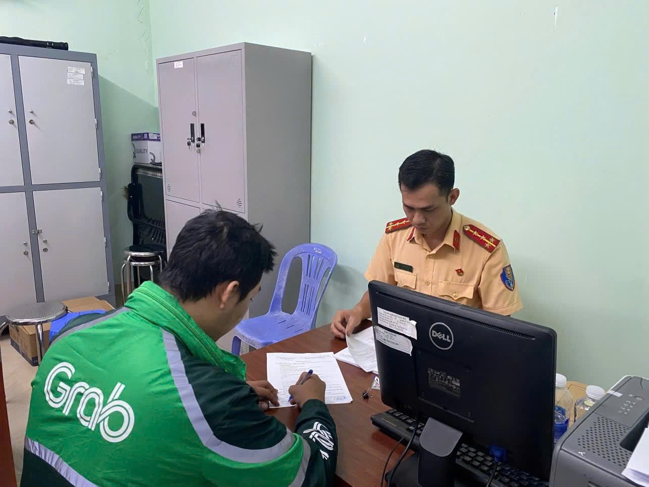 Xử phạt t&agrave;i khoản Tik Tok đăng clip sai sự thật về CSGT TPHCM - Ảnh 1.