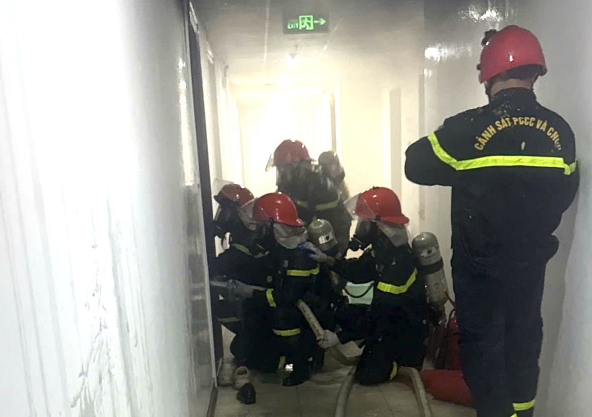 Ch&aacute;y chung cư ở Nha Trang , 2 người tử vong trong vụ hỏa hoạn nghi&ecirc;m trọng - Ảnh 2.