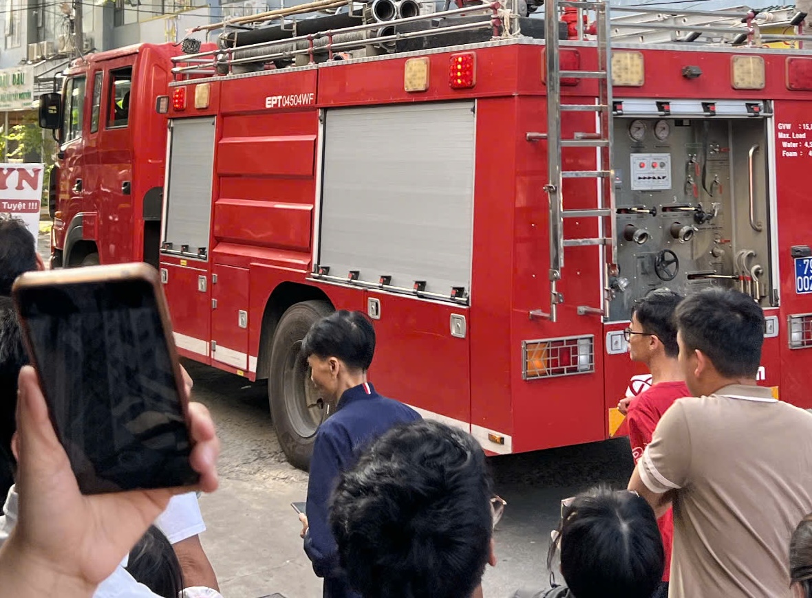Ch&aacute;y chung cư ở Nha Trang , 2 người tử vong trong vụ hỏa hoạn nghi&ecirc;m trọng - Ảnh 3.