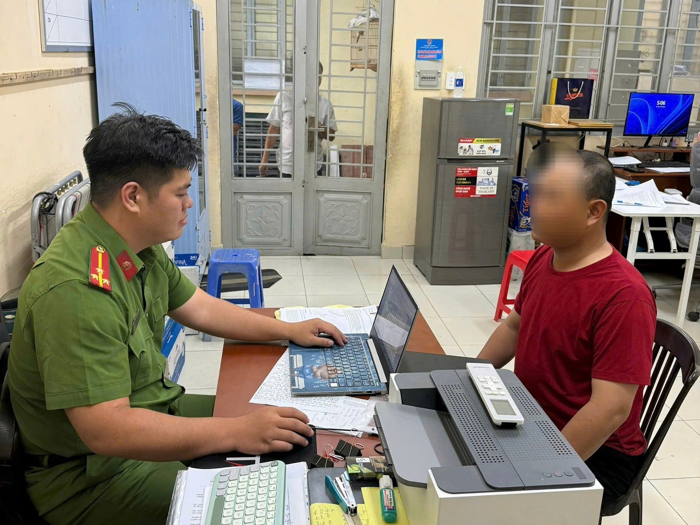 Bảo vệ TPHCM hăm dọa t&agrave;i xế c&ocirc;ng nghệ g&acirc;y x&ocirc;n xao dư luận - Ảnh 2.