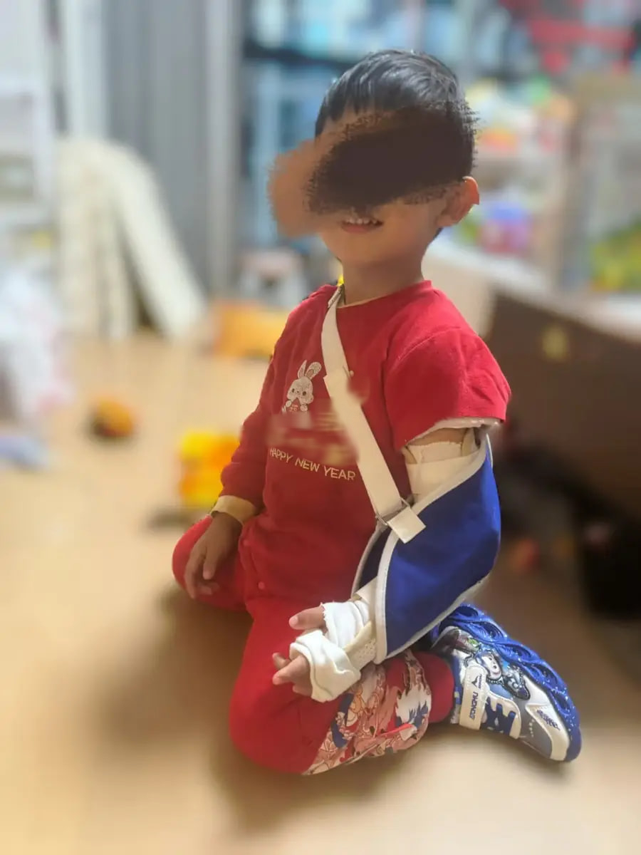 Trung Quốc: B&eacute; 2 tuổi ng&atilde; g&atilde;y xương ở cơ sở vui chơi trẻ em nổi tiếng, diễn biến sau đ&oacute; mới đau l&ograve;ng- Ảnh 2.