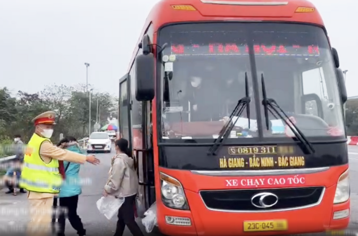 &Ocirc; t&ocirc; 45 chỗ nhồi nh&eacute;t 83 h&agrave;nh kh&aacute;ch, bị phạt 207 triệu đồng năm 2026 - Ảnh 1.