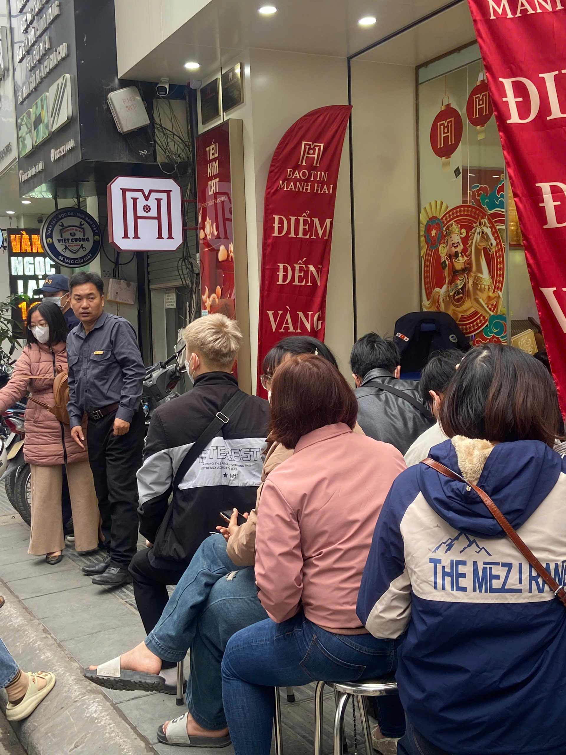 Tiệm v&agrave;ng h&ocirc;m nay: D&acirc;n văn ph&ograve;ng &ugrave;n &ugrave;n xin nghỉ Tết đi mua v&agrave;ng, xếp h&agrave;ng d&agrave;i - Ảnh 2.