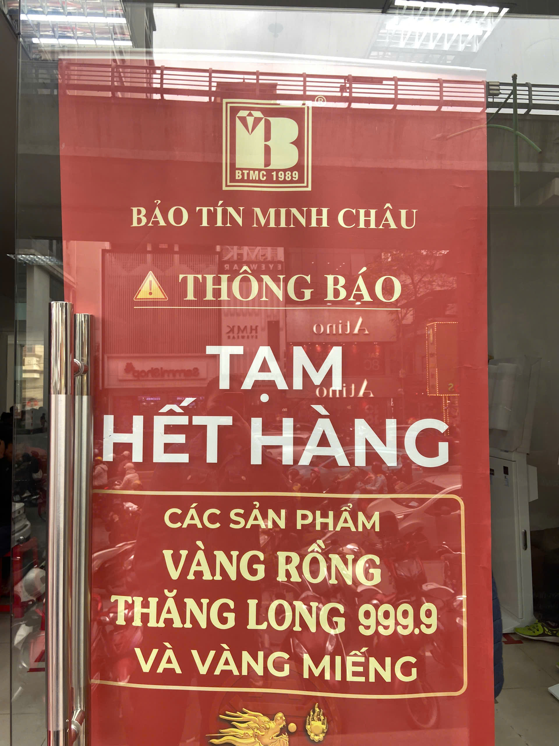 Tiệm v&agrave;ng h&ocirc;m nay: D&acirc;n văn ph&ograve;ng &ugrave;n &ugrave;n xin nghỉ Tết đi mua v&agrave;ng, xếp h&agrave;ng d&agrave;i - Ảnh 4.