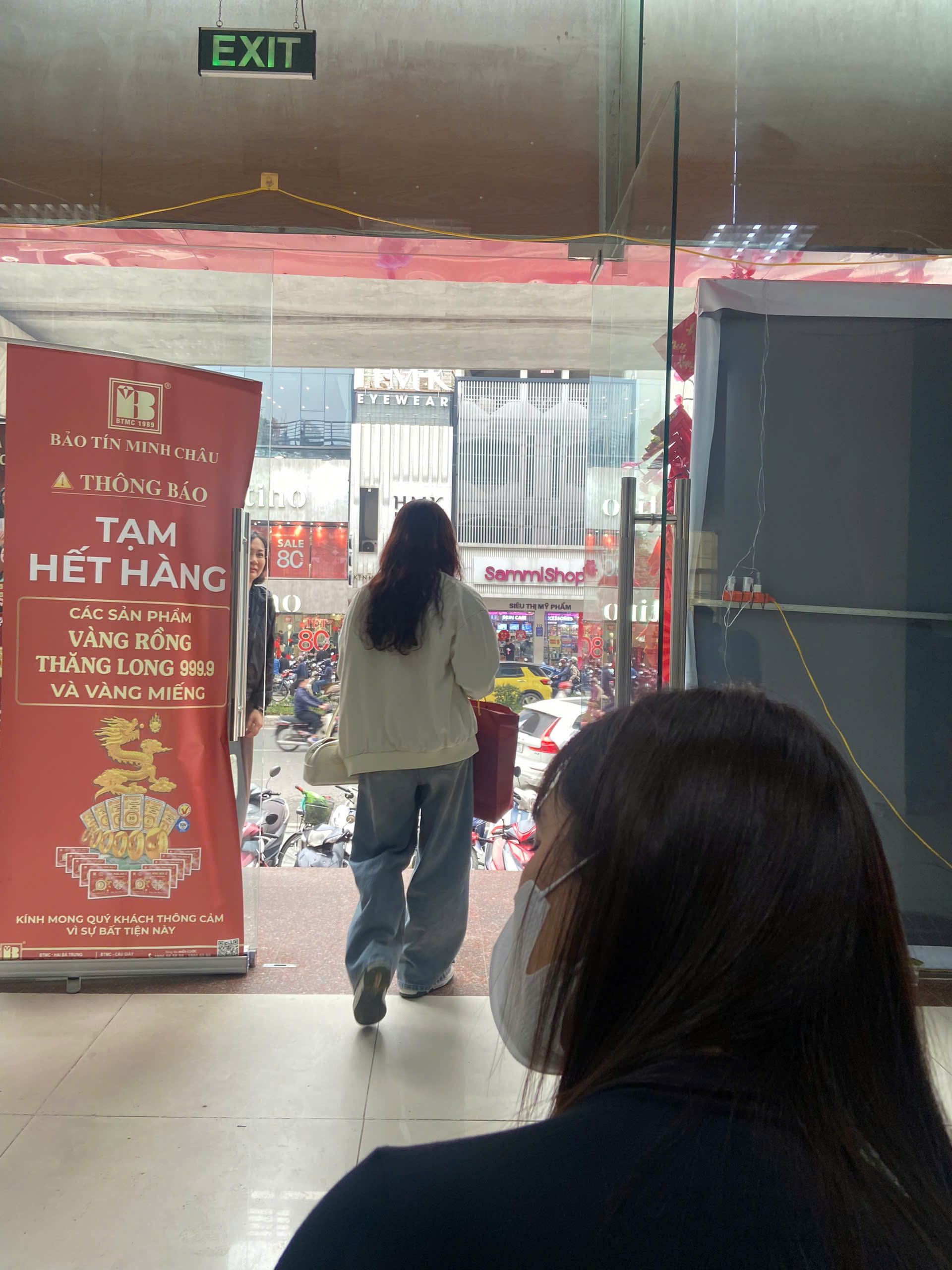 Tiệm v&agrave;ng h&ocirc;m nay: D&acirc;n văn ph&ograve;ng &ugrave;n &ugrave;n xin nghỉ Tết đi mua v&agrave;ng, xếp h&agrave;ng d&agrave;i - Ảnh 5.