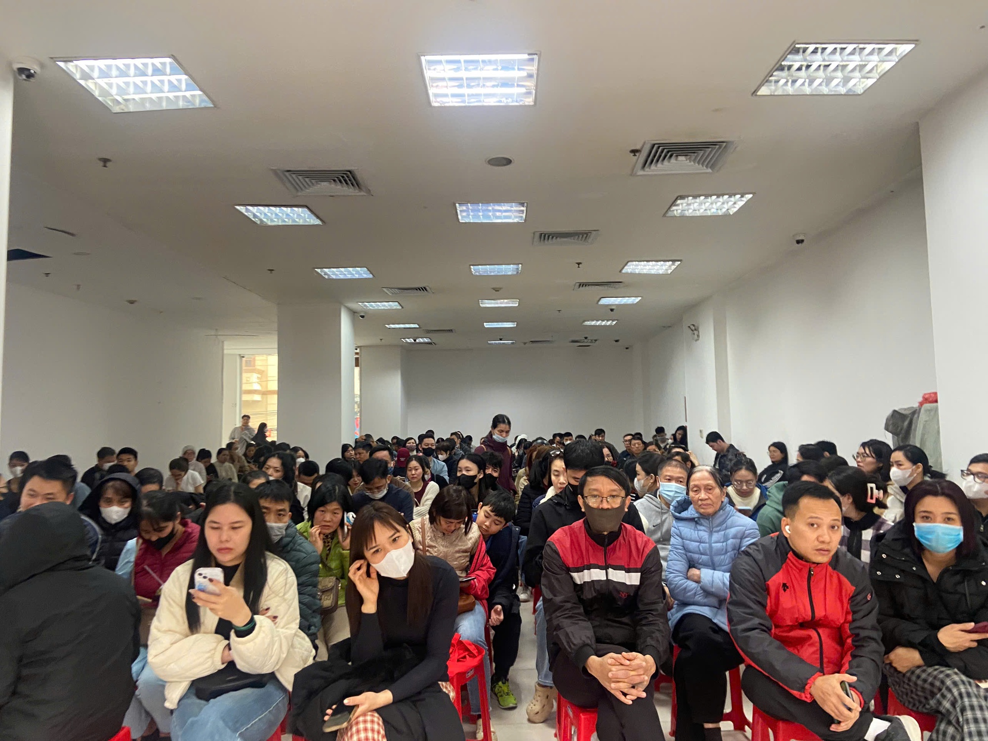 Tiệm v&agrave;ng h&ocirc;m nay: D&acirc;n văn ph&ograve;ng &ugrave;n &ugrave;n xin nghỉ Tết đi mua v&agrave;ng, xếp h&agrave;ng d&agrave;i - Ảnh 3.