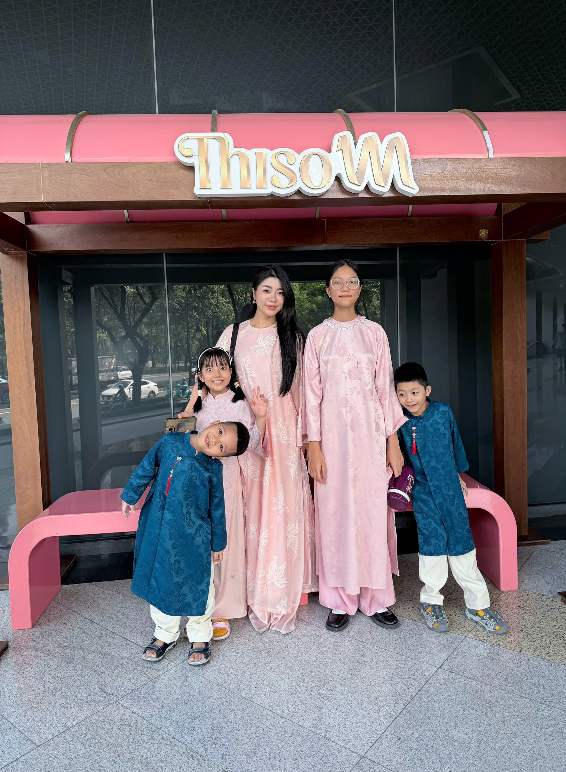 Năm Bính Ngọ của mẹ 4 con tuổi Ngọ Helen Nguyễn: Đi qua những mùa Tết mưu sinh để “vẽ” lại tuổi thơ rực rỡ cho các con- Ảnh 4. Năm Bính Ngọ của mẹ 4 con tuổi Ngọ Helen Nguyễn: Đi qua những mùa Tết mưu sinh để “vẽ” lại tuổi thơ rực rỡ cho các con- Ảnh 4.