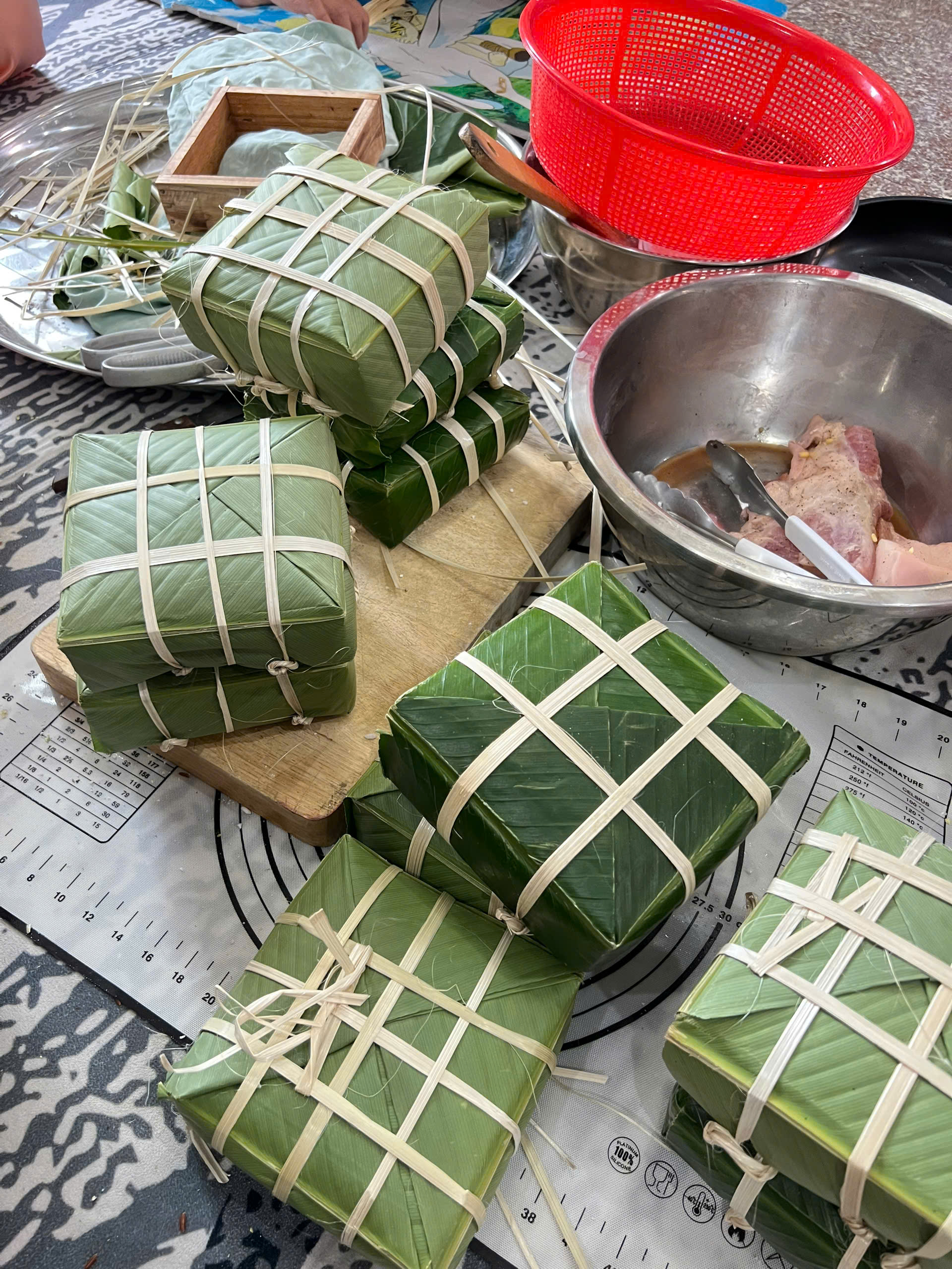 Năm Bính Ngọ của mẹ 4 con tuổi Ngọ Helen Nguyễn: Đi qua những mùa Tết mưu sinh để “vẽ” lại tuổi thơ rực rỡ cho các con- Ảnh 2. Năm Bính Ngọ của mẹ 4 con tuổi Ngọ Helen Nguyễn: Đi qua những mùa Tết mưu sinh để “vẽ” lại tuổi thơ rực rỡ cho các con- Ảnh 2.