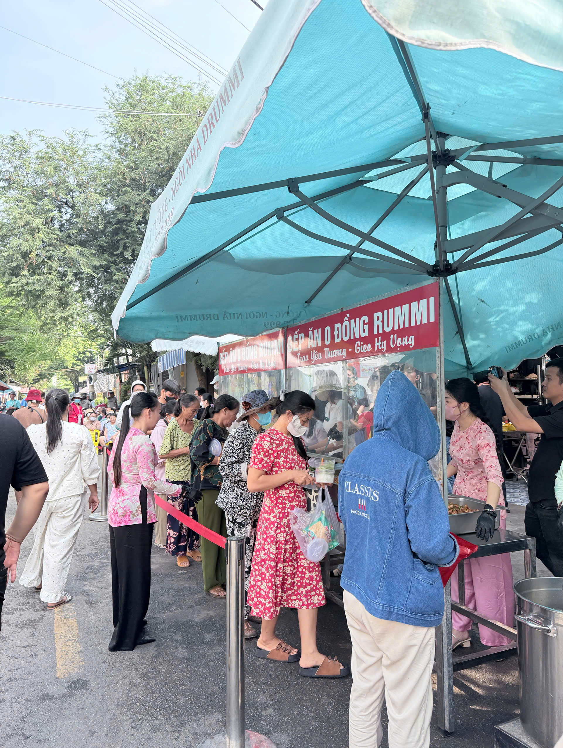 Năm Bính Ngọ của mẹ 4 con tuổi Ngọ Helen Nguyễn: Đi qua những mùa Tết mưu sinh để “vẽ” lại tuổi thơ rực rỡ cho các con- Ảnh 13. Năm Bính Ngọ của mẹ 4 con tuổi Ngọ Helen Nguyễn: Đi qua những mùa Tết mưu sinh để “vẽ” lại tuổi thơ rực rỡ cho các con- Ảnh 13.