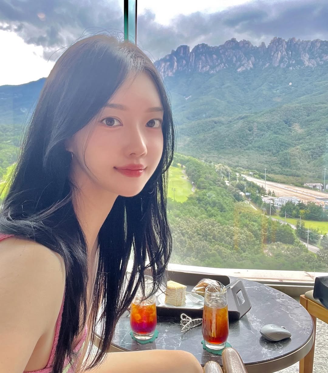 Kim Yu Ji kết hôn bất ngờ vào Valentine khiến MXH xôn xao trong năm 2026 - Ảnh 7. Kim Yu Ji kết hôn bất ngờ vào Valentine khiến MXH xôn xao trong năm 2026 - Ảnh 7.